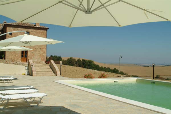 Tuscan apartment with a large swimming pool